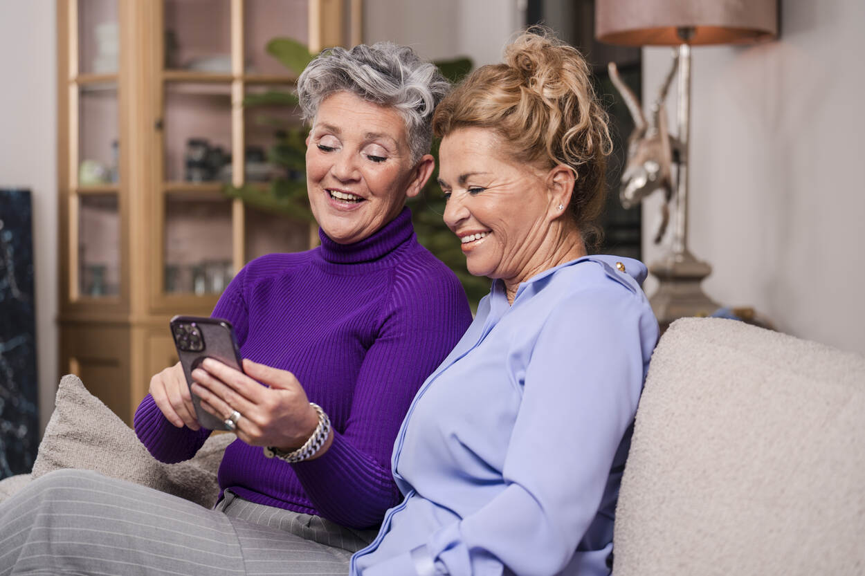 Twee vrouwen bekijken samen de app Toeslagen