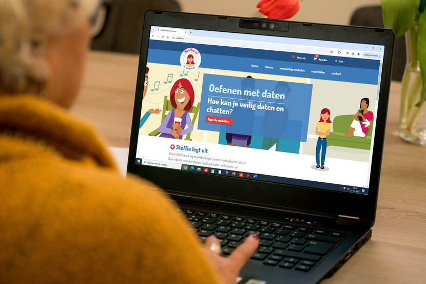 Iemand bekijkt de uitleg van Steffie op een laptop